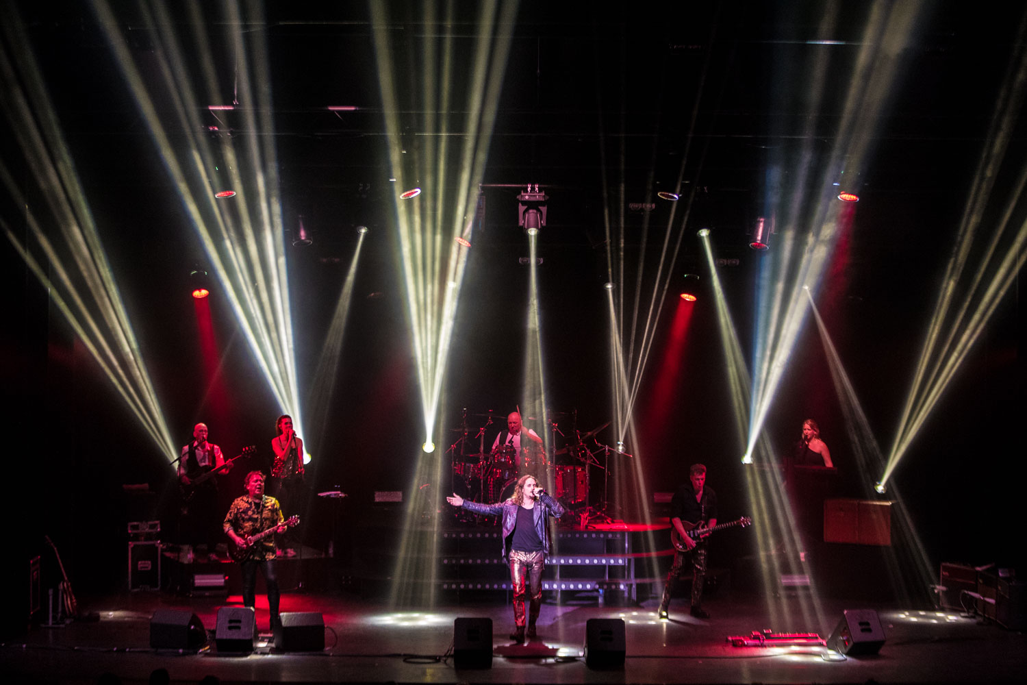 3-11-2021 Rotterdam, Nederland.
De Nederlandse Queen coverband Crazy Little Things tijdens een optreden van hun theatertour in Luxor Rotterdam.
Copyright Paul Bergen